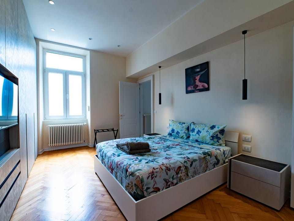 Bed, TV and multimedia, Photo of the whole room, Bedroom