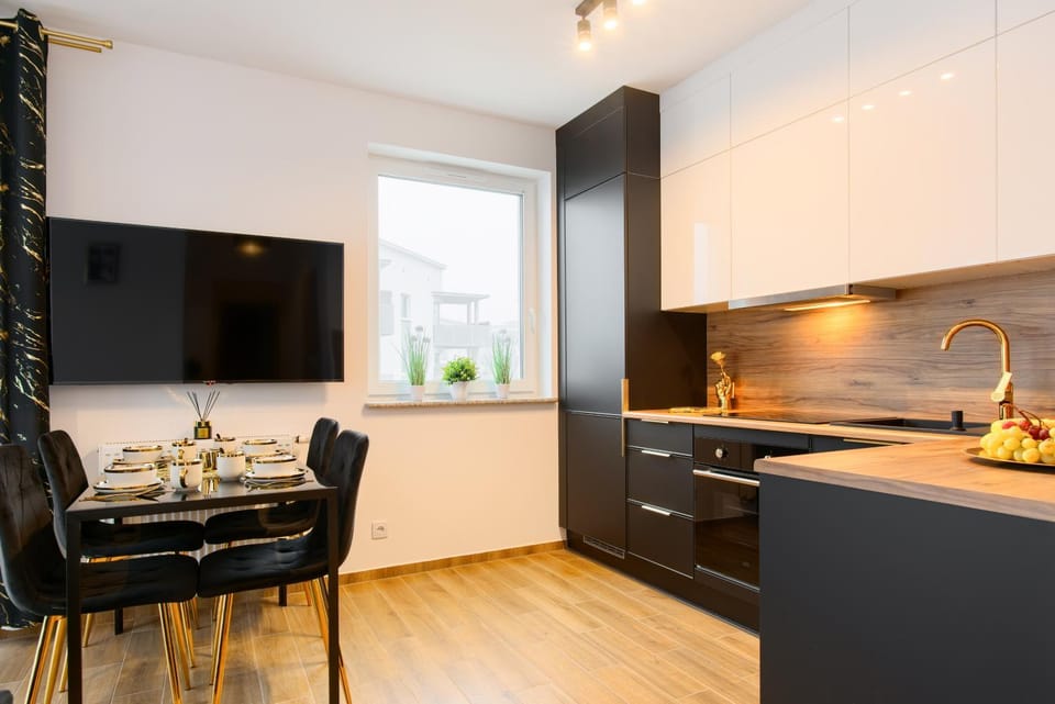 Kitchen or kitchenette, Dining area, stove