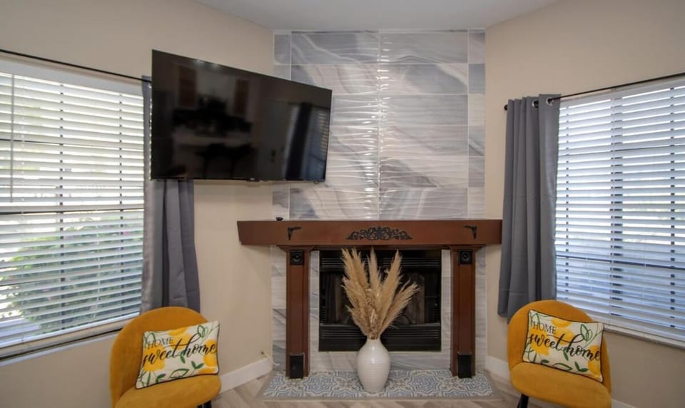 Communal lounge/ TV room, TV and multimedia, Living room, Seating area, Evening entertainment