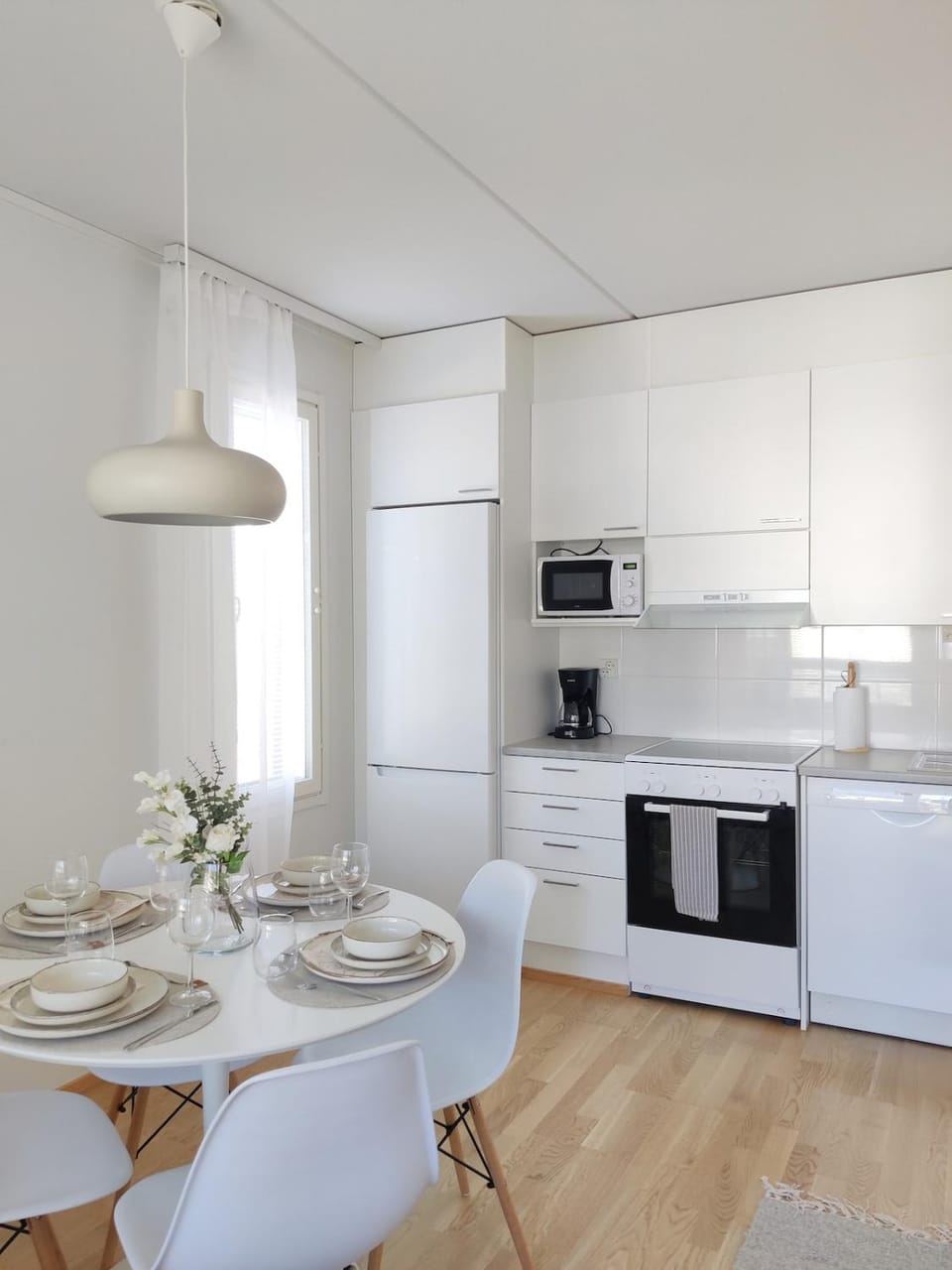 Coffee/tea facilities, Kitchen or kitchenette, Dining area, oven, stove