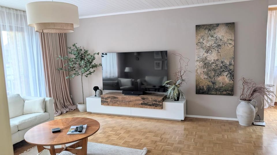 Communal lounge/ TV room, TV and multimedia, Living room, Seating area, Evening entertainment
