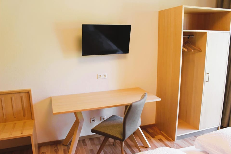 TV and multimedia, Photo of the whole room, wardrobe