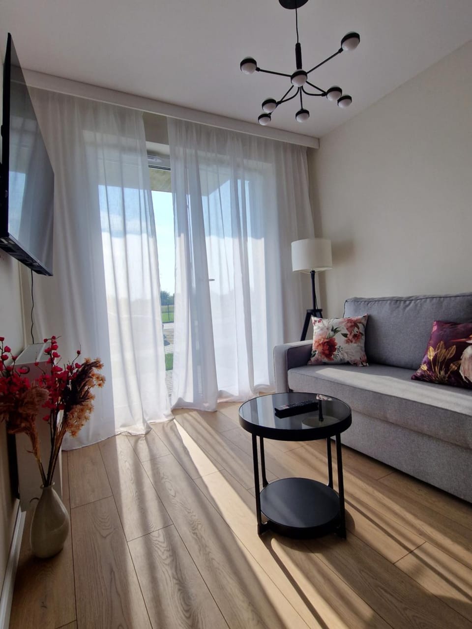 TV and multimedia, Living room, Seating area, Evening entertainment