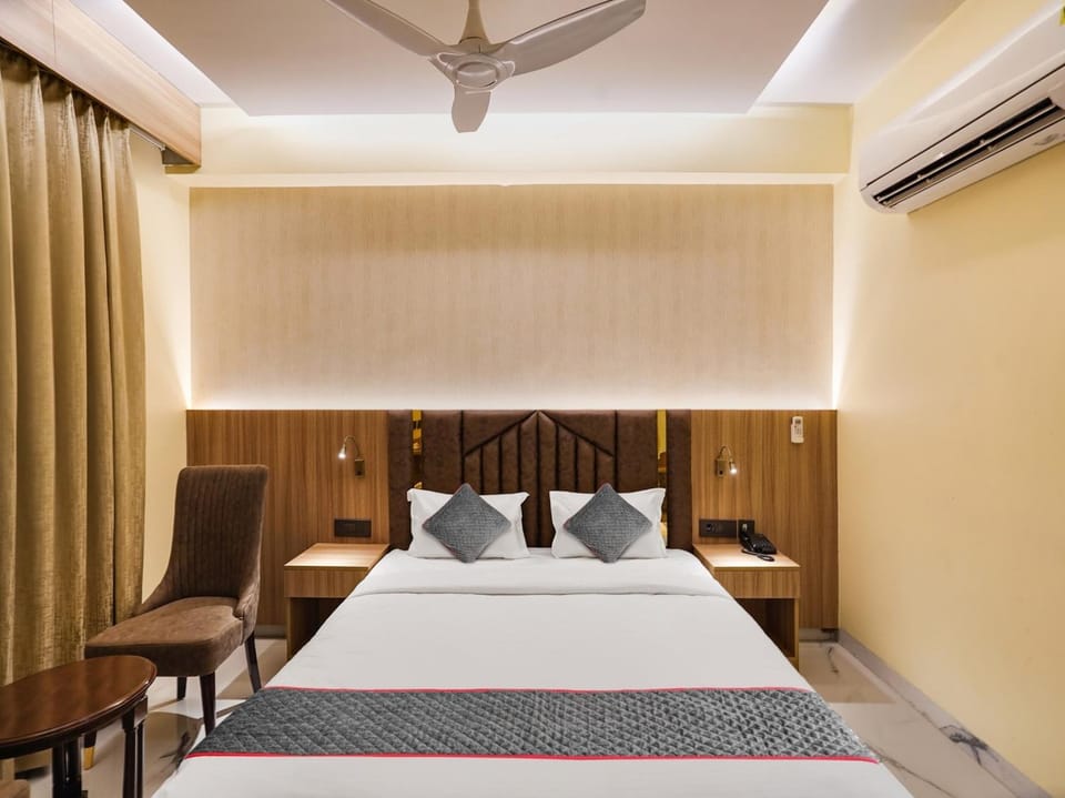 Bed, Living room, Photo of the whole room, Seating area, Bedroom, fireplace, air conditioner