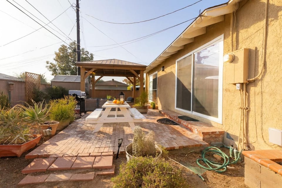 Property building, Patio, Spring, Day, Garden, Dining area, Garden view