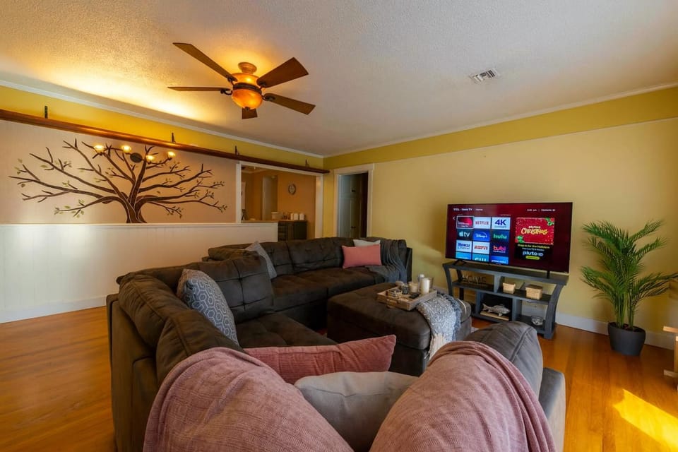 Fullerton Family-Ready- 9 min to Disneyland House in Fullerton