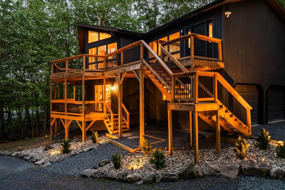 Pocono Speak Easy Hot Tub Golf Simulator 1920 Bar House in Stroud Township