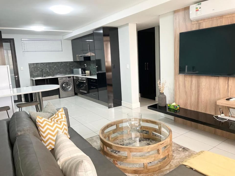TV and multimedia, Kitchen or kitchenette, Living room, Seating area