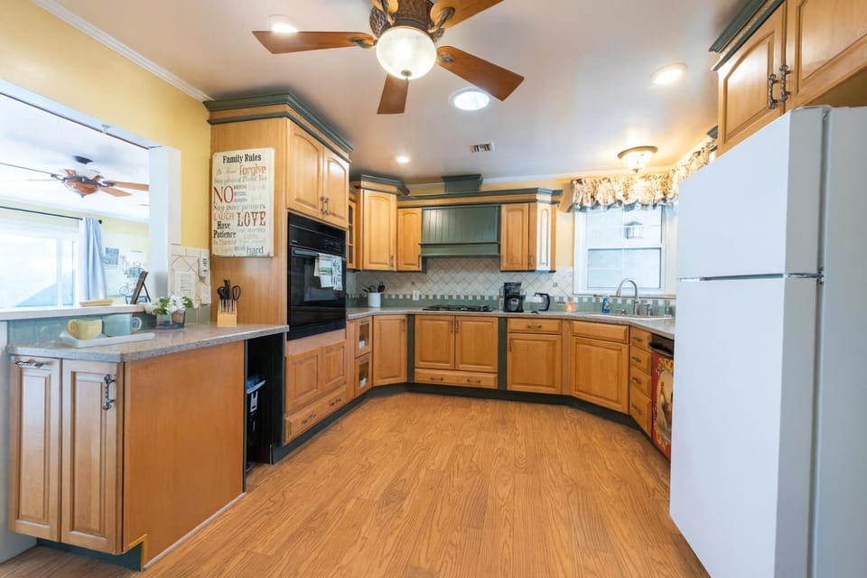 Fullerton Adventure Pad - 10 min to Disneyland House in Fullerton