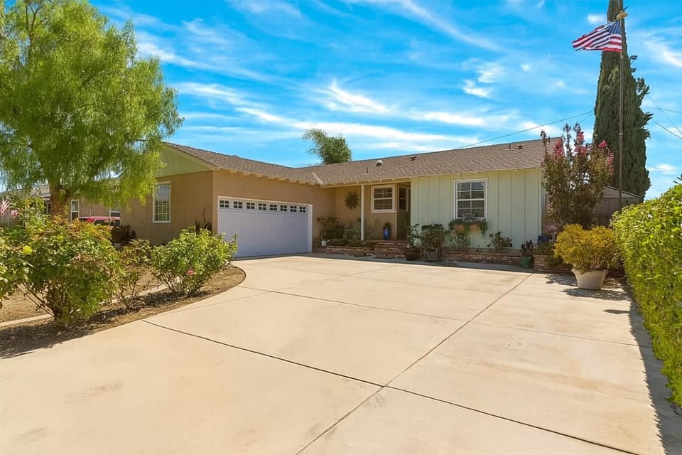 Property building, Spring, Day, Garden, Garden view