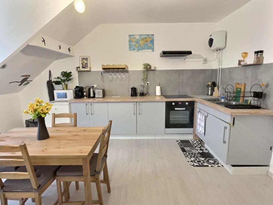 Coffee/tea facilities, Kitchen or kitchenette, Dining area, oven, stove, toaster