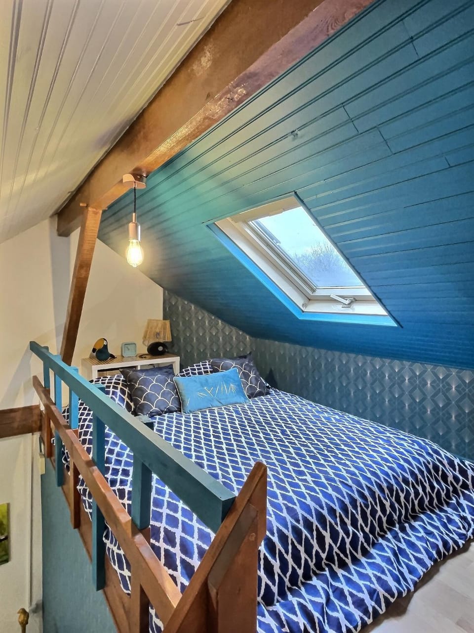 Photo of the whole room, Bedroom