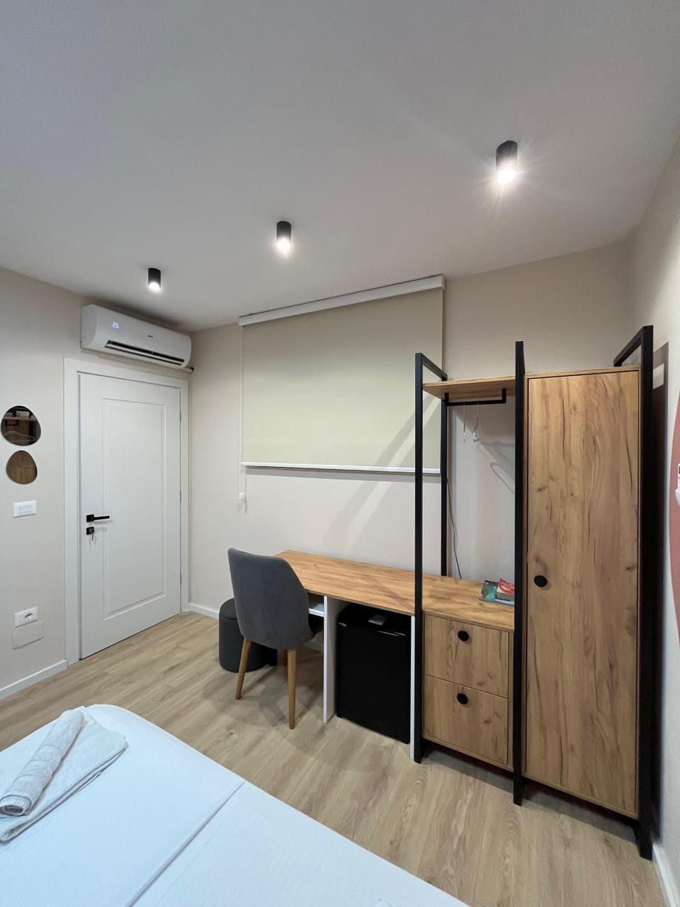Kitchen or kitchenette, wardrobe, air conditioner