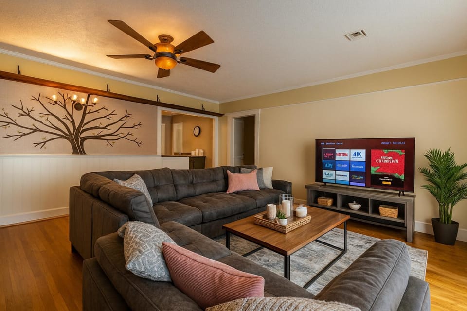 4BR Fullerton Retreat - Private Backyard House in Fullerton