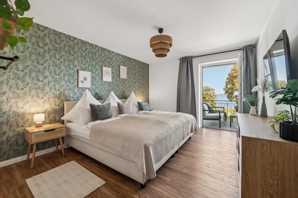 Communal lounge/ TV room, Bed, Natural landscape, TV and multimedia, View (from property/room), Balcony/Terrace, Photo of the whole room, Evening entertainment, Bedroom