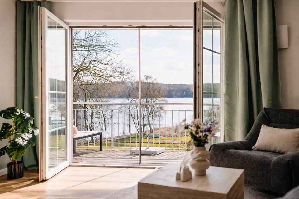 Balcony/Terrace, Living room, Lake view