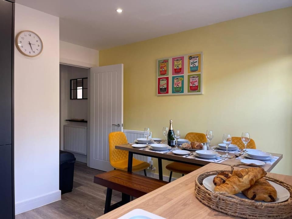 Kitchen or kitchenette, Seating area, Dining area