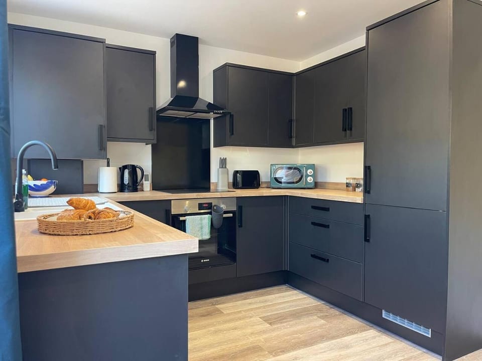 Kitchen or kitchenette, dishwasher, stove, toaster