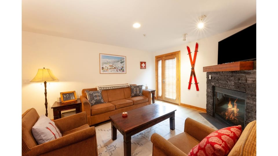 Day, Skiing, TV and multimedia, Balcony/Terrace, Living room, Seating area, fireplace, furniture