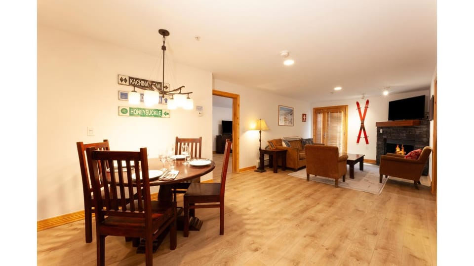 Day, TV and multimedia, Living room, Seating area, Dining area, fireplace, furniture