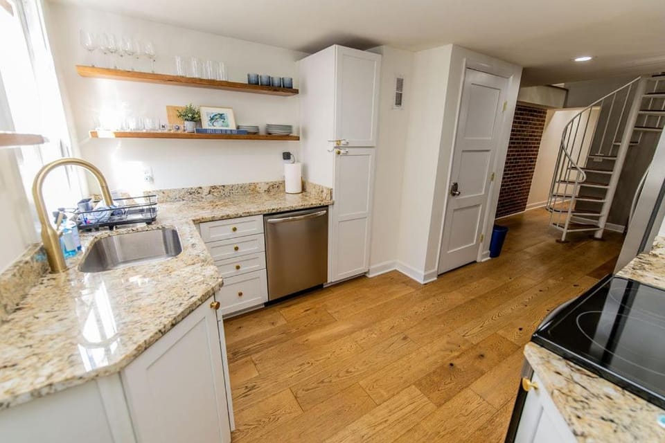 Historic Downtown Annapolis w Rooftop Deck House in Spa Creek