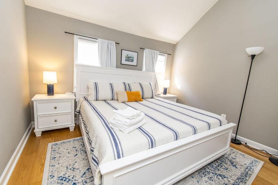 Historic Downtown Annapolis w Rooftop Deck House in Spa Creek