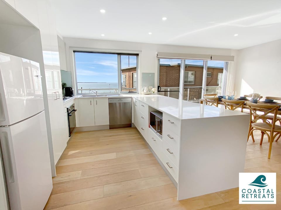 Natural landscape, Kitchen or kitchenette, Dining area, Sea view, minibar, oven, stove