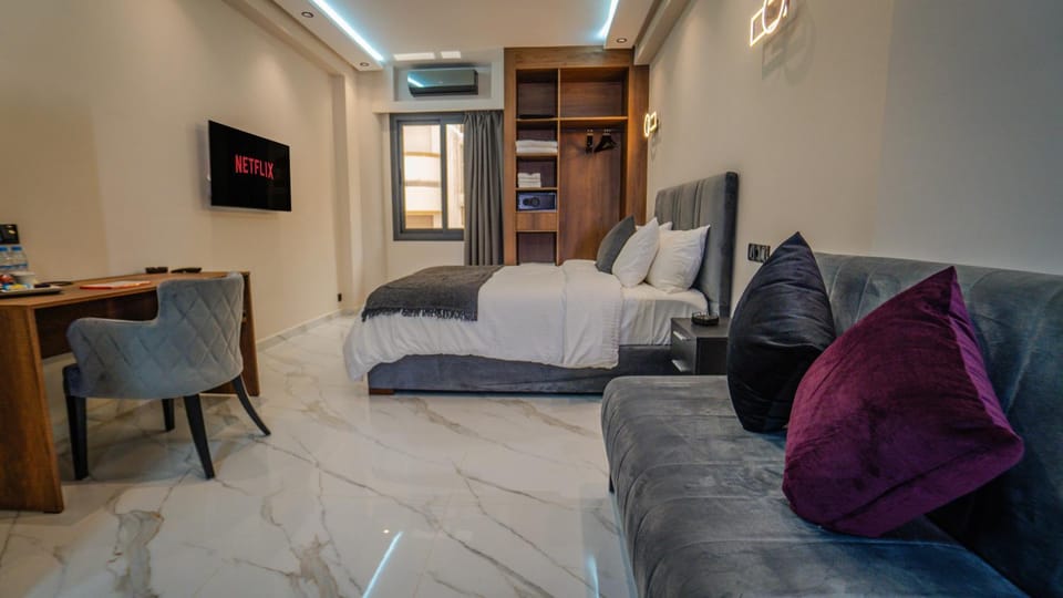 TV and multimedia, Seating area, Bedroom
