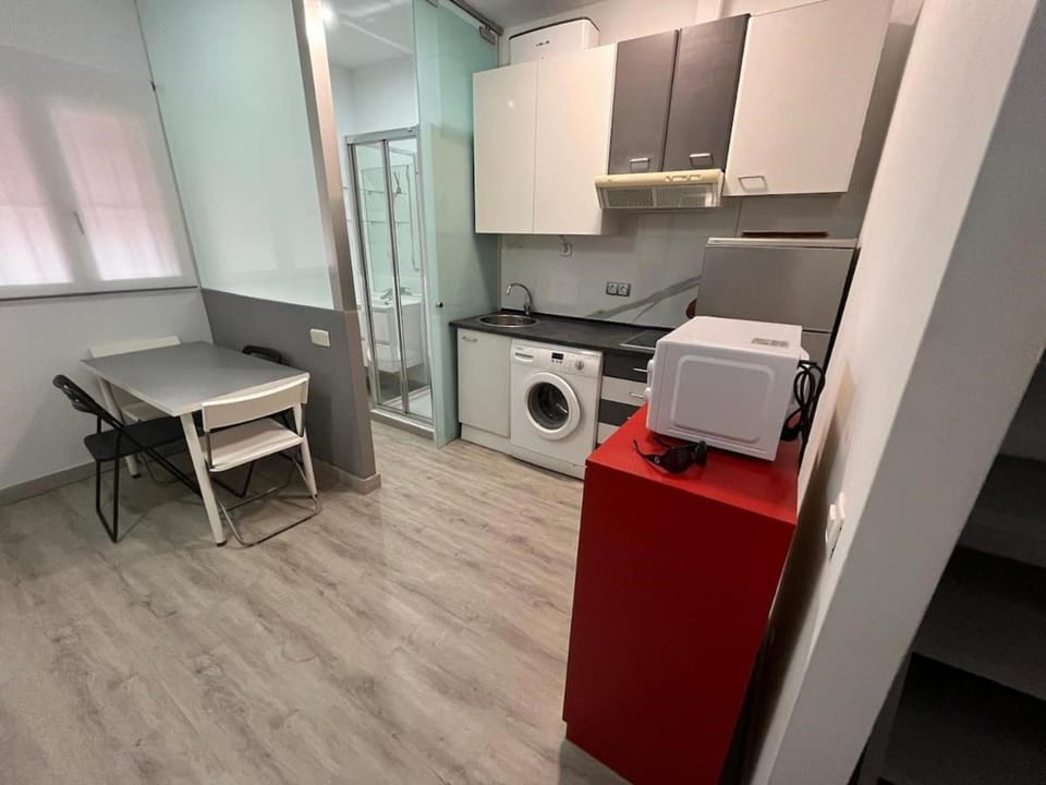 Lavapies Studio - 10 mins walk Sol - plaza Mayor Apartment in Centro