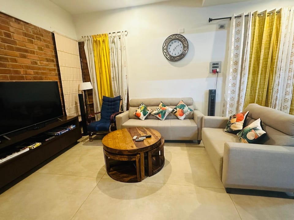 Communal lounge/ TV room, TV and multimedia, Living room, Seating area, Evening entertainment