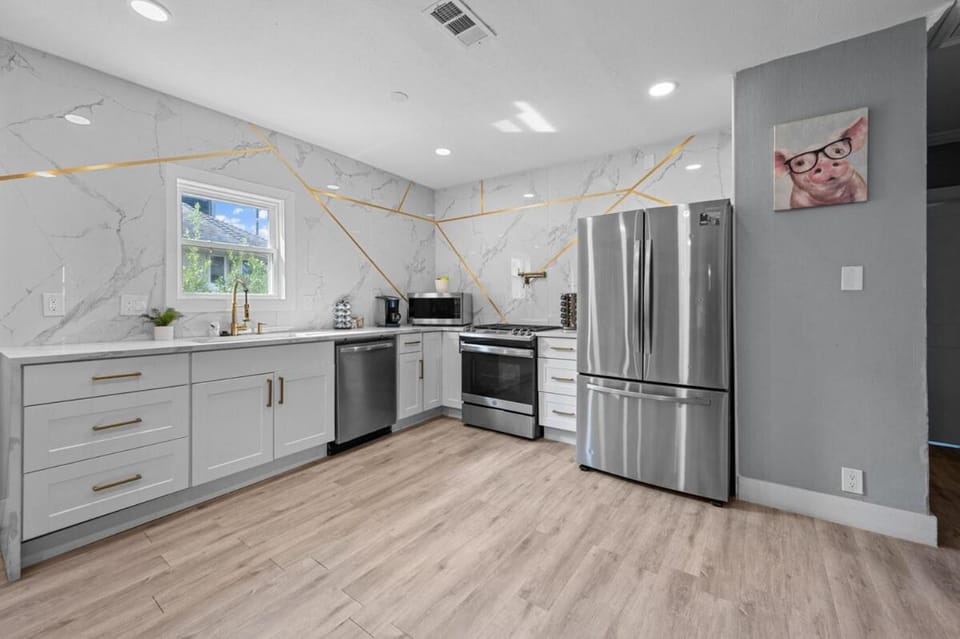 Quirky & Stylish 4BR with Saltwater Pool - Sleeps 14 Apartment in Houston