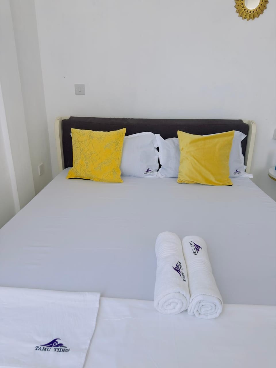 Bed, towels
