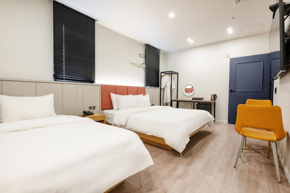 Bed, TV and multimedia, Living room, Photo of the whole room, Seating area, Bedroom