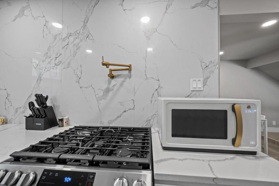 Work & Play 4 BR Escape with Pool Apartment in Houston