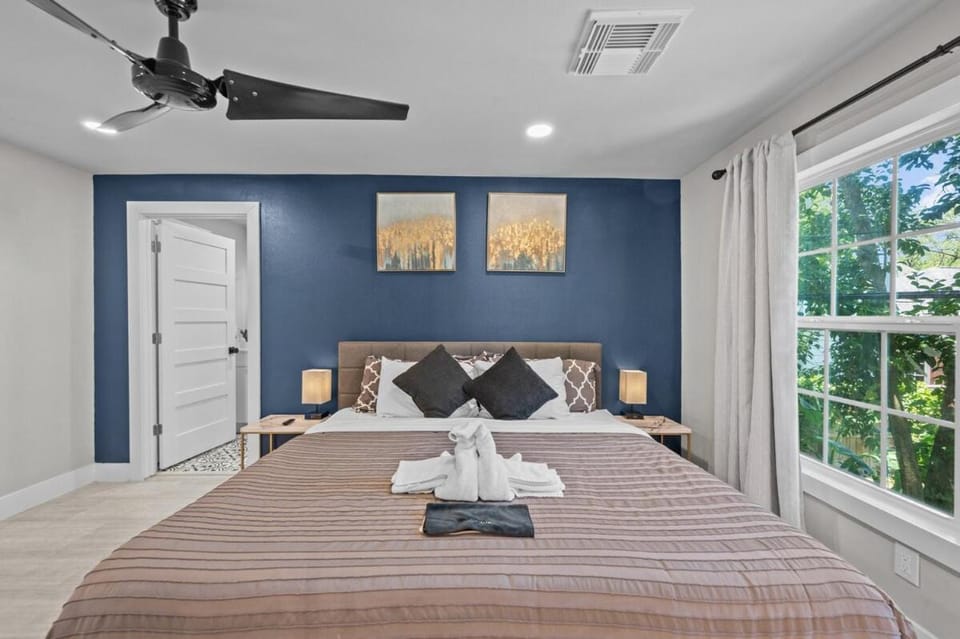 Work & Play 4 BR Escape with Pool Apartment in Houston