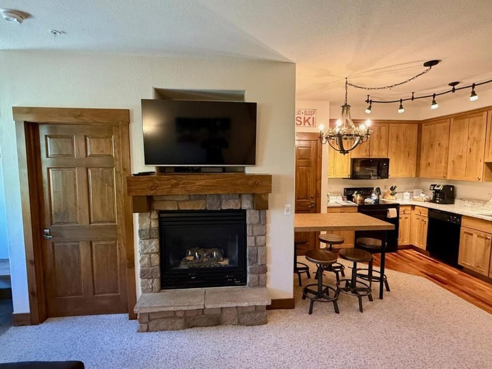 TV and multimedia, Kitchen or kitchenette, fireplace