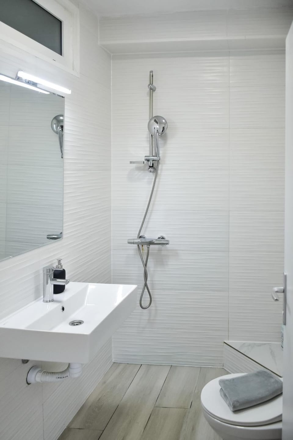 Shower, Toilet, Bathroom, towels