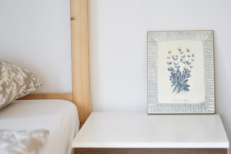 Bed, Living room, Photo of the whole room, Decorative detail, Seating area, Bedroom