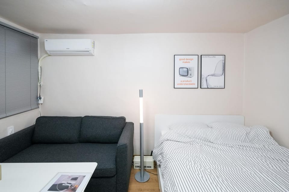 Bed, Living room, Seating area, Bedroom, air conditioner