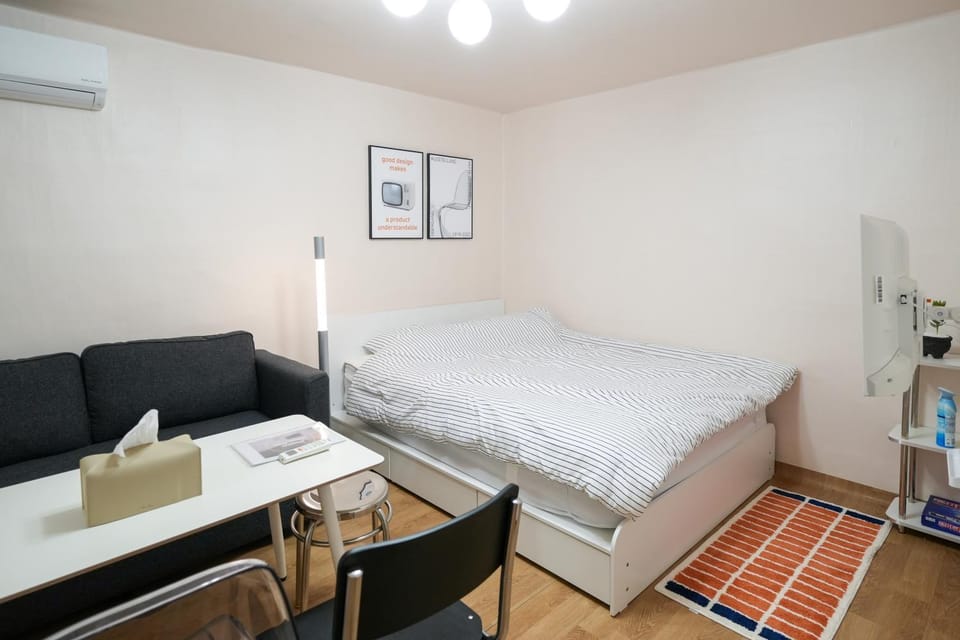 Bed, TV and multimedia, Living room, Photo of the whole room, Seating area, Dining area, Bedroom, air conditioner