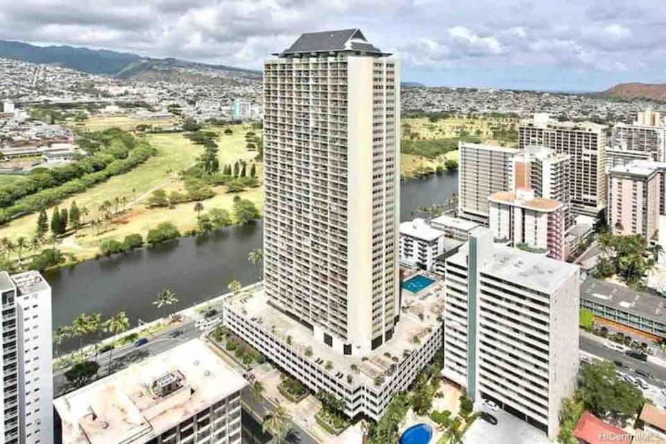 Ocean views upgraded modern studio by HOC Realty Apartment in Honolulu