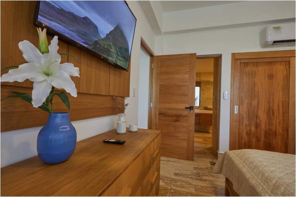 Bed, TV and multimedia, Bedroom