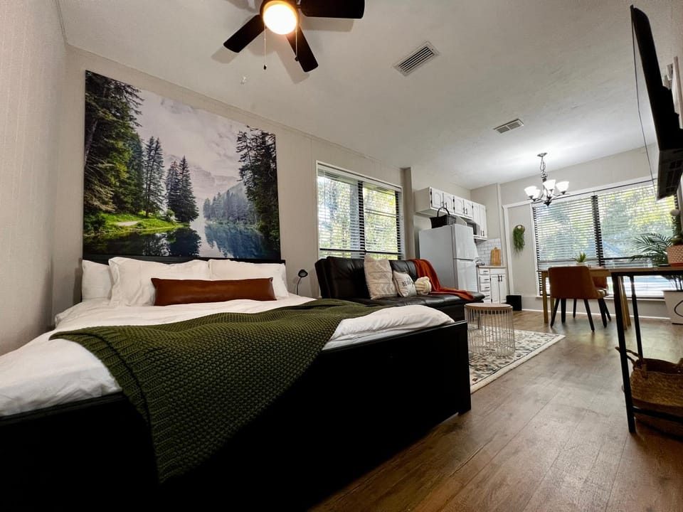 Communal lounge/ TV room, Bed, Photo of the whole room, Dining area, Evening entertainment