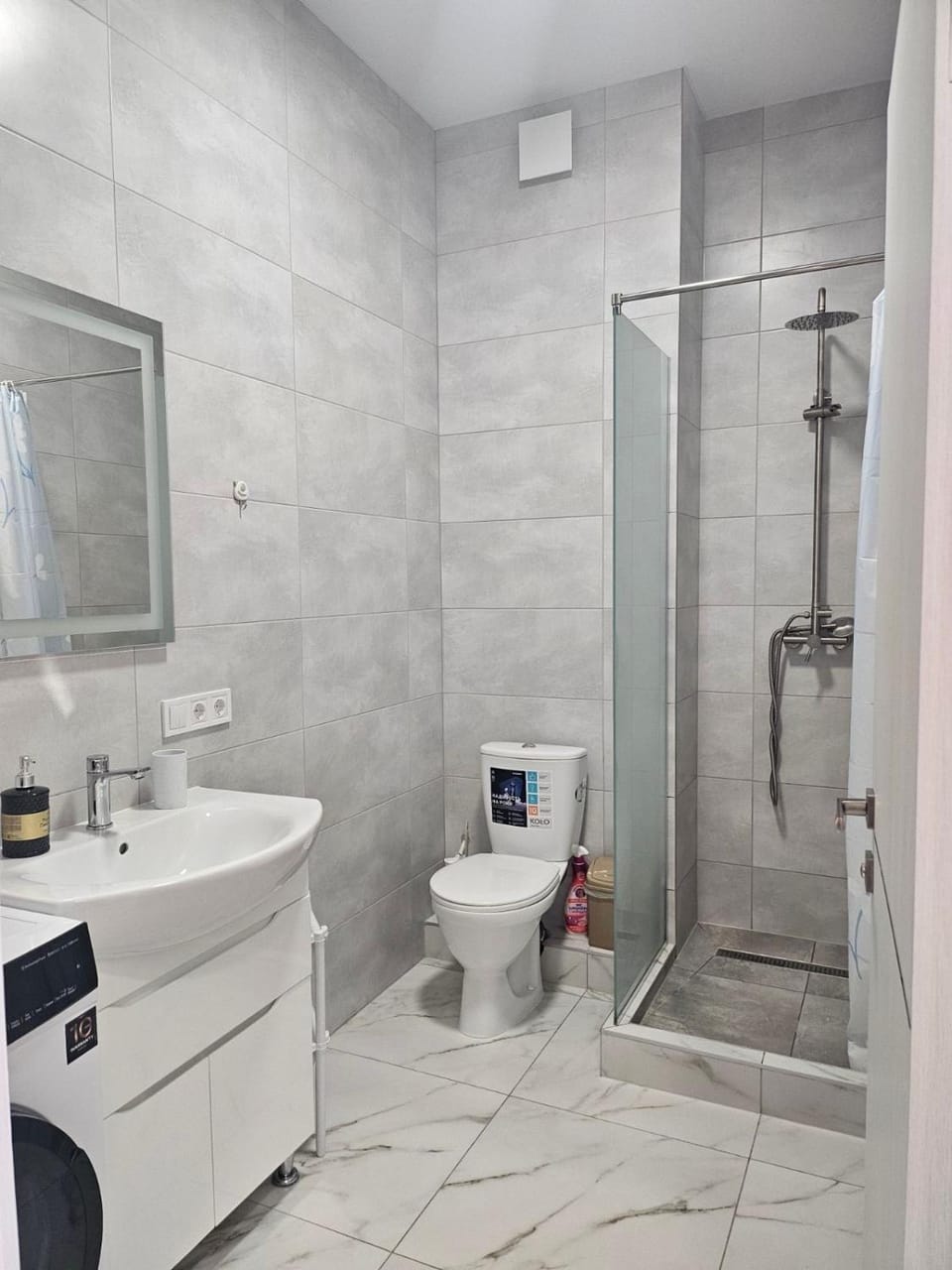 Shower, Toilet, towels