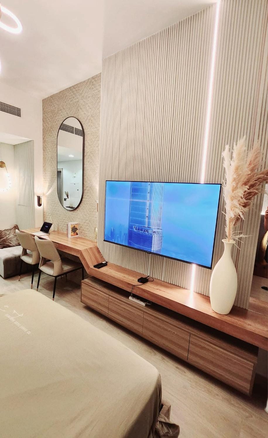 Bed, TV and multimedia, Living room, Photo of the whole room, Seating area, Bedroom, air conditioner