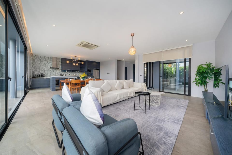 Kitchen or kitchenette, Living room, Seating area, Dining area