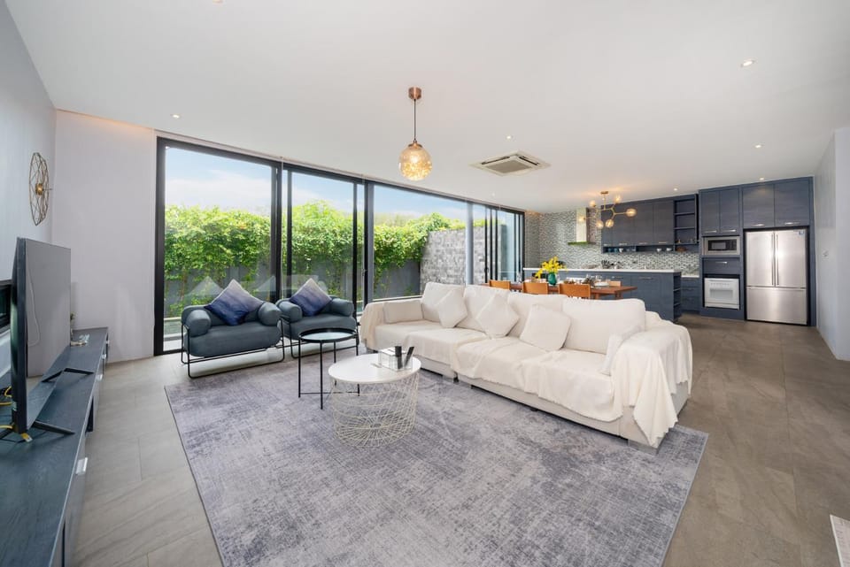 TV and multimedia, Kitchen or kitchenette, Living room, Seating area, Dining area