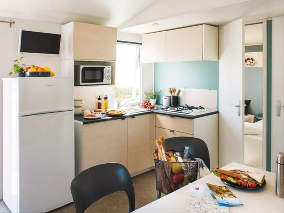 Mobil home avec Terrasse, 3 Chambres, 6 Personnes - Lons-le-Saunier - API-1-52-446 Campground/ 
RV Resort in Jura