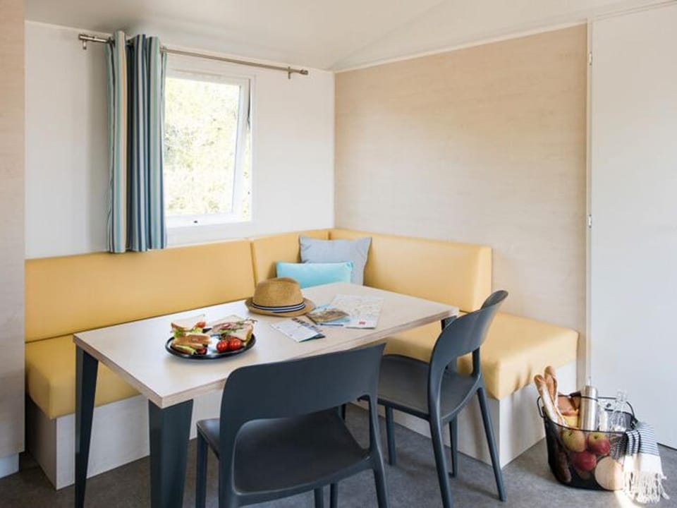 Mobil home avec Terrasse, 3 Chambres, 6 Personnes - Lons-le-Saunier - API-1-52-446 Campground/ 
RV Resort in Jura