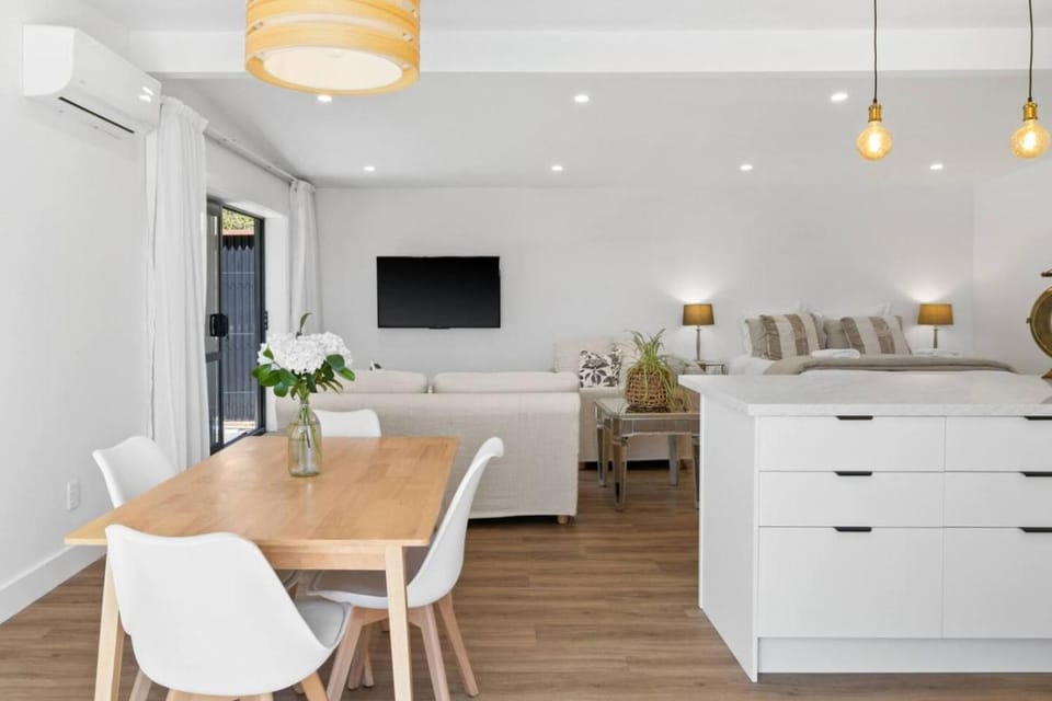 Peaceful Escape Close to Town - The Sanctuary Studio Apartment in Havelock North